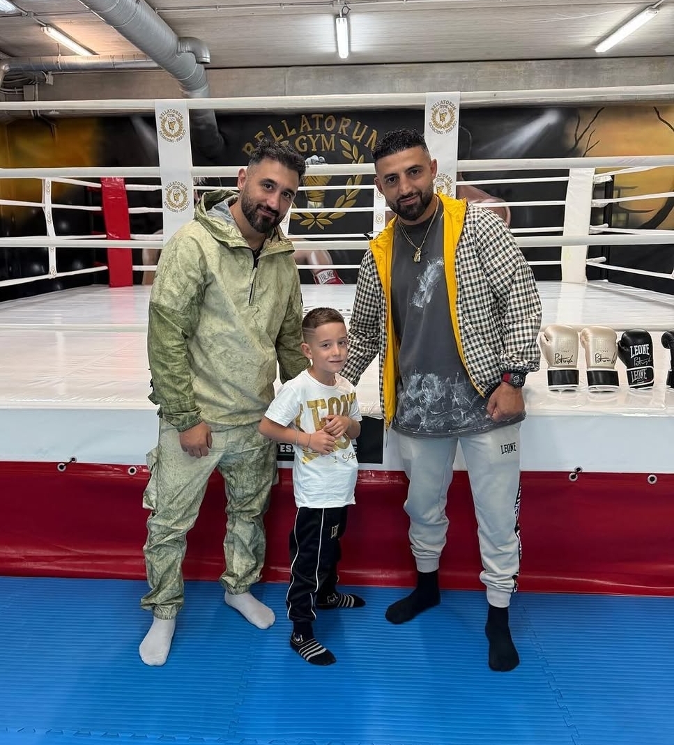 Istruttori e giovane atleta sul ring della Bellatorum Gym