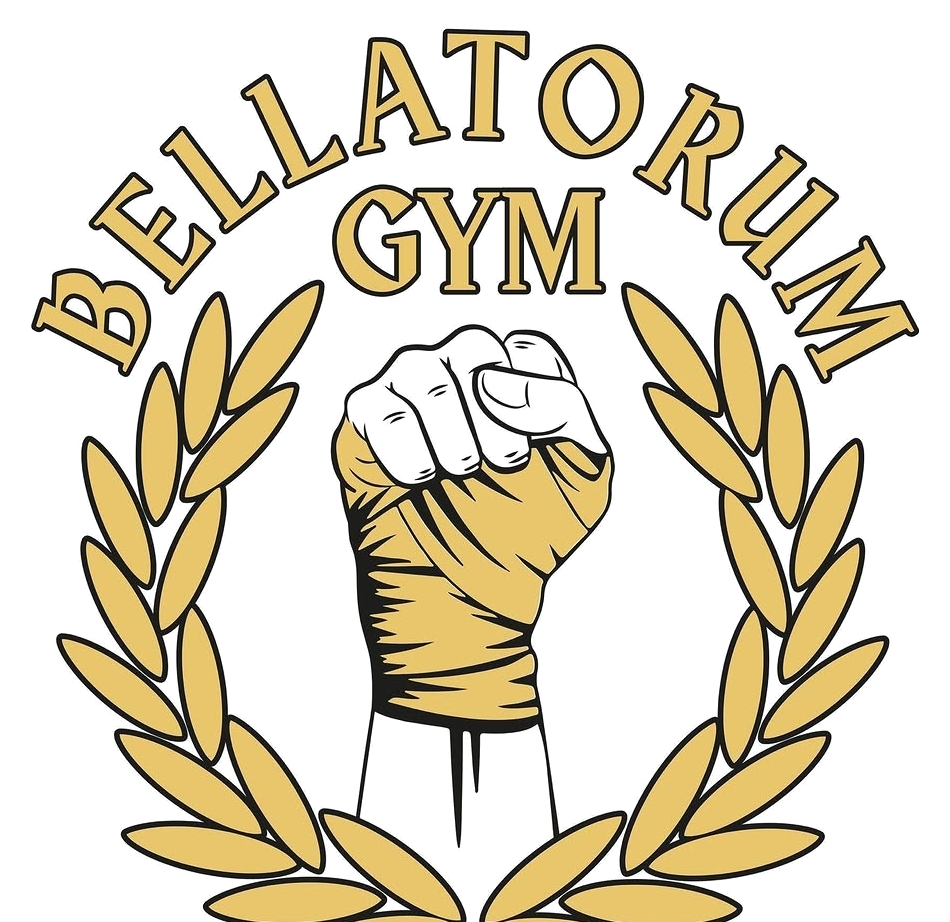 Logo Bellatorum Gym: pugno fasciato e alloro dorato